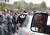  국가방위군 편입에 반발하는 멕시코 연방경찰들이 3일(현지시간) 도로를 점거하고 시위를 벌여 교통정체가 빚어지자 한 운전자가 힘들어하고 있다. [AP=연합뉴스]