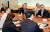 문재인 대통령은 민주통합당 의원 시절인 지난 2012년 6월 도쿄 소프트뱅크 본사에서 손정의 회장을 만나 아시아 슈퍼그리드 구상에 대해 논의했다. [사진 당시 문재인 의원실]