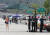 서울을 비롯한 중부지방에 폭염주의보가 내려진 4일 서울 광화문 광장의 경찰들이 더위를 피해 그늘막 아래 빼곡히 모여 있다. 우상조 기자