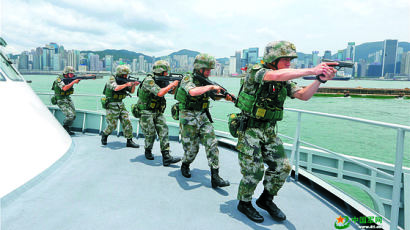 [사진] 중국군 훈련 … 홍콩섬 겨눈 사진 공개