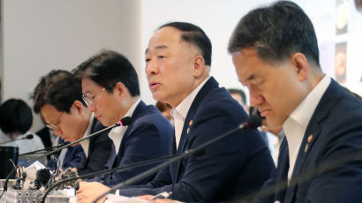 홍남기 “일본 수출 규제는 명백한 보복조치…상응조치 강구할 것”