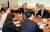 문재인 대통령은 2012년 대선을 앞두고 일본 도쿄의 소프트뱅크 본사에서 손정의 회장을 만나 아시아 수퍼그리드 구상에 대해 논의했다. 연합뉴스