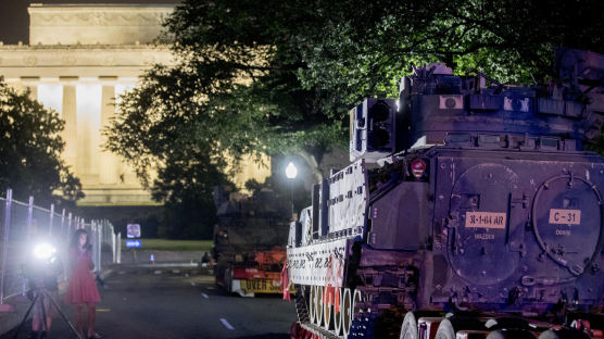 [서소문사진관]백악관 코앞에 M2 브래들리 장갑차가 나타난 이유는?