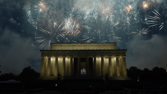  [서소문사진관]미 독립기념일 트럼프의 화려한 불꽃놀이와 축하비행