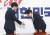 자유한국당 황교안 대표(오른쪽)와 김상조 청와대 정책실장이 인사하고 있다. 임현동 기자 