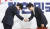 자유한국당 황교안 대표(오른쪽)와 김상조 청와대 정책실장이 고개를 숙인채 악수하고 있다. 임현동 기자 