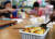 조리종사원 등 전국 학교 비정규직 노동자들의 총파업 이틀째인 4일 오전 서울시내 한 초등학교에서 학생들이 각자 준비한 도시락을 먹고 있다. [연합뉴스]