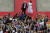 도널드 트럼프 미국 대통령과 부인 멜라니아 여사가 독립기념 행사장에서 청중들에게 손을 흔들고 있다. [AP=연합뉴스]