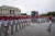 미 해병대 군악대가 비가 내리는 가운데 독립기념 행사 연주를 하고 있다. [AP=연합뉴스]