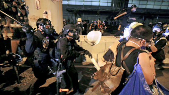 홍콩 입법회 점거 시위 체포자 재판행…"끝까지 추적해 처벌" 