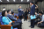 황영철 의원이 5일 국회에서 열린 예결위원장 선출 의원총회에서 의사진행에 이의를 제기하고 있다. 왼쪽은 나경원 원내대표. 임현동 기자