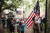 지난 6월 14일(현지시간) 미국 국기 제정의 날(Flag Day)을 맞아 필라델피아의 베치 로스 기념관에서 베치 로스기가 게양되고 있다. [AP=연합뉴스]