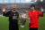 지난 2007년 열린 FC서울과의 친선 경기에서 한국팬들에게 인사하는 알렉스 퍼거슨 당시 맨체스터 유나이티드 감독과 맨유 미드필더 박지성. [중앙포토]