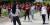 고려대학교 국제하계대학에 참가하고 있는 외국인 대학생들이 5일 고려대 중앙광장에서 아이돌그룹 트와이스의 노래에 맞춰 플래시몹을 하고 있다. 우상조 기자