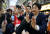 아베 신조(安倍晋三) 일본 총리가 6일 참의원 선거 유세에 나서 오사카(大阪) 상점가에서 유권자들과 인사하고 있다. 연합뉴스