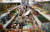 지난 5일(현지시간) 규모 7.1의 강진이 발생한 미국 캘리포니아 리지크레스트 지역의 한 상점에서 6일 점원이 엉망이 된 진열 물품을 정리하고 있다. [AFP=연합뉴스] 