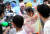  7일 서울 연세로에서 열린 &#39;신촌 물총축제&#39;에서 참가자들이 상대를 향해 물총을 쏘고 있다. 김상선 기자 