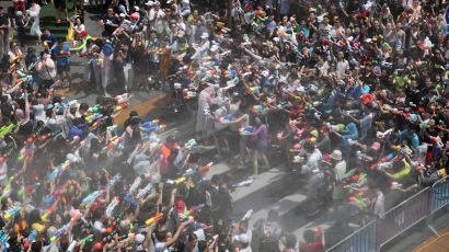 [서소문사진관]10만 몰린 신촌 물총싸움, 그 힘은 '가성비'