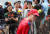  7일 서울 연세로에서 열린 &#39;신촌 물총축제&#39;에서 참가자들이 상대를 향해 물총을 쏘고 있다. 김상선 기자 