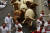 스페인 팜플로나에서 개막한 산페르민 축제 참가자들이 7일(현지시간) 황소와 함께 좁은 골목길을 달리고 있다. [AP=연합뉴스]