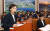 김현미 국토교통부 장관(왼쪽)이 8일 오전 열린 국회 국토교통위원회 전체회의에서 제안 설명하고 있다. [연합뉴스]