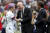 잔니 인판티노 FIFA 회장(가운데), 에마뉘엘 마크롱 프랑스 대통령(오른쪽)의 축하를 받는 미국의 우승 주역 메건 라피노. [EPA=연합뉴스]