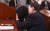 윤석열 검찰총장 후보자의 8일 인사청문회 중 야당 의원들의 자료 제출 요청에 보좌관을 불러 무엇인가 이야기하고 있다. 임현동 기자