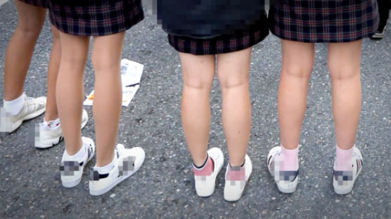 여학생들 강당 모아놓고 치마 길이 자로 잰 중학교…‘자율권 침해’ 논란