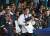 로드리고 두테르테 필리핀 대통령이 지난해 4월 수도 마닐라에서 열린 경찰 행사에 참석해 저격용 총기를 들고 있는 모습. [로이터=연합뉴스]