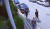 7일 광주 북부경찰서는 두 살배기 유아를 인질로 잡고 금품을 강탈한 3인조 강도를 일망타진했다고 밝혔다. 사진은 지난 4일 광주 북구의 한 아파트 단지에 진입하는 3인조 강도들의 모습. [연합뉴스]