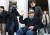 지난해 10월 30일 서울 서초구 대법원에서 강제징용 피해자인 이춘식 할아버지가 승소 판결을 받은 뒤 손을 흔들고 있다. 김상선 기자