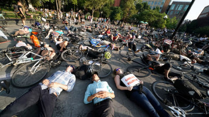 [서소문사진관]'자동차가 사람을 죽이고 있어요'. 뉴욕 시민들 '다이인' 시위
