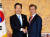 문재인 대통령이 2017년 11월 청와대에서 야마구치 일본 공명당 대표를 만나 악수하고 있다.[청와대사진기자단]