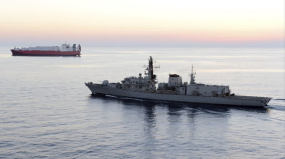 이란 쾌속정, 英 유조선 나포 시도…영국 군함 경고에 물러나