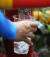 27일 오전 인천시 서구 청라동의 한 소화전에서 상수도사업본부 관계자들이 수돗물을 확인하고 있다. [뉴스1]