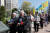  체르노빌 원전 사고 33주년인 지난 4월 26일 우크라이나 키예프에서 열린 추모행사에 유족들이 희생자 사진을 들고 참석하고 있다. [로이터=연합뉴스]