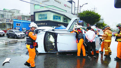 [사진] 빗길 교통사고