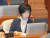 무소속 손혜원 의원이 3일 오전 열린 국회 본회의에 참석해 모니터를 살피고 있다. [연합뉴스]
