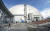 지난 1986년 폭발 사고가 났던 체르노빌 원전 4호기를 덮었던 콘크리트 위에 새롭게 설치된 철제 아치형 방호 덮개 외관. 우크라이나는 10일(현지시간) 본격 방호 덮개 운영에 들어갔다. [TASS=연합뉴스] 