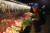 체르노빌 원전 사고 33주년인 지난 4월 26일 한 남성이 우크라이나 슬라브티치의 체르노빌 소방관 추모비 앞에서 열린 희생자 추모 행사에서 촛불을 밝히고 있다.[AP=연합뉴스]