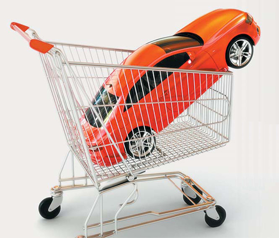신차를 구입하는 20~30대 소비자가 갈수록 감소하고 있다. 이들은 대안으로 중고차 시장을 찾는다. [중앙포토]