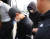 지난 6월 19일 오전 광주 북부경찰서에서 친구를 때려 숨지게 한 10대 4명 사건이 검찰로 송치됨에 따라 구치감으로 압송되고 있다. [연합뉴스]