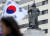  충무공 이순신 탄신 474주년인 지난 4월 28일 서울 광화문광장에 설치된 이순신 동상 앞을 시민들이 지나가고 있다. 뉴스1 