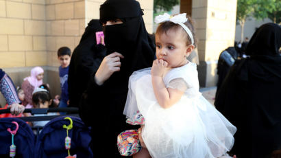 남자 허락해야 외국 갈 수 있는 사우디 여성…제도 바뀔까