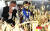 2012년 10월 7일 문재인 민주통합당 문재인 대선후보가 경북 구미시 산동면 봉산리 불산가스 누출 피해현장을 방문해 말라 죽은 고추를 바라보는 모습. [뉴시스]