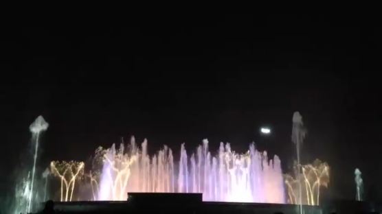 여름밤 도심 속 ‘노래하는 분수대’…500가지 형태로 춤춘다