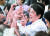 아베 신조(安倍晋三) 일본 총리가 4일 참의원 선거가 고시된 가운데 후쿠시마(福島)현 후쿠시마시에서 첫 유세에 나서 지지자들과 인사하고 있다. [교도=연합뉴스]