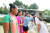 16일 헤퍼 장학금수여식이 열린 네팔 치트완 틴도반학교에 장학금을 받은 체팡족 소녀들이 한국청소년들을 맞이하고 있다. 최승식 기자