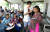 지난달 16일 네팔 치트완 틴도반학교에서 열린 장학금 행사에 참석한 장원영 학생이 아지나 체팡(오른쪽)에게 장학증서와 책가방을 선물하고 있다. 최승식 기자