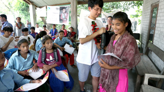 [서소문사진관] '네팔에 희망을', 네팔 청소년 돕는 한국 청소년들